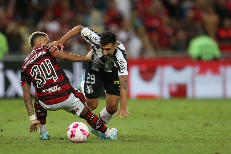 Santos gặp khó trước Flamengo
